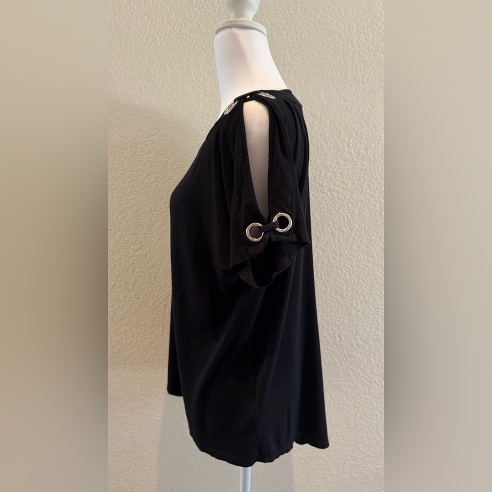 Cable & Gauge Cold Shoulder Short Sleeve Top w/ Hi-Low Hem - Black Size M